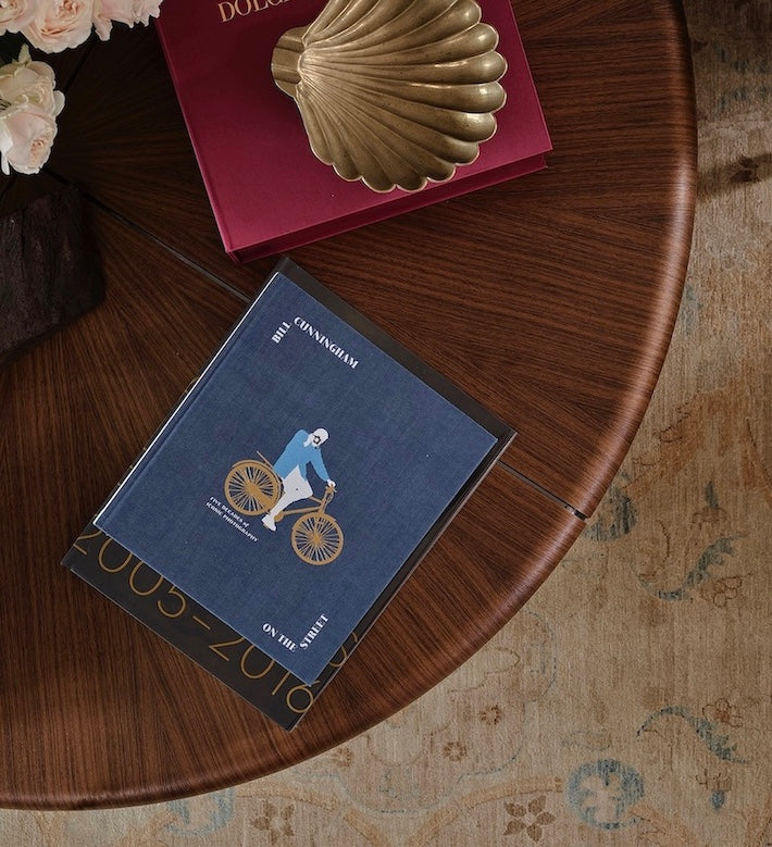 Bluecoffeetablebookonwoodtable