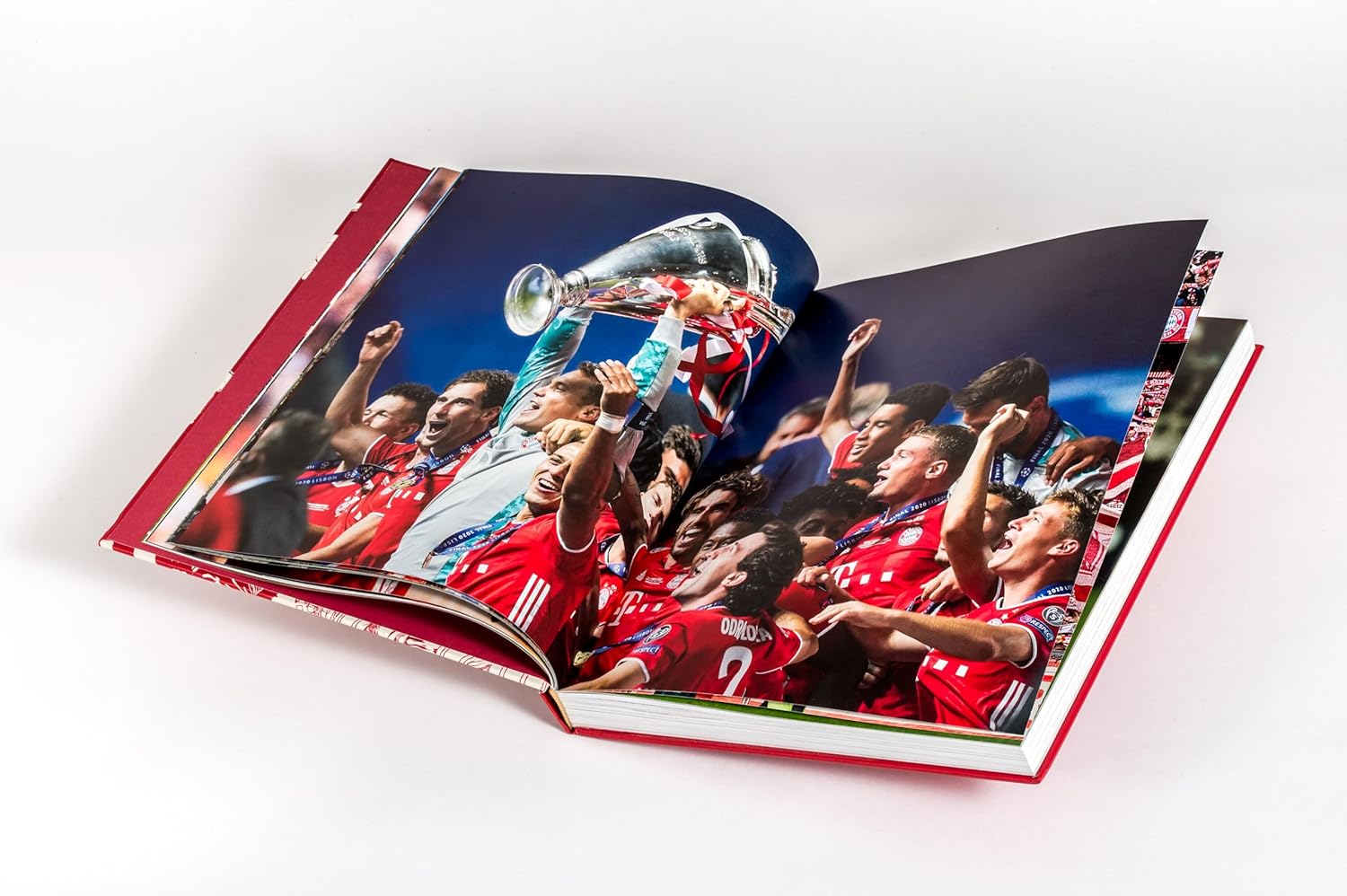 FC Bayern Munich: 125 Years book inside