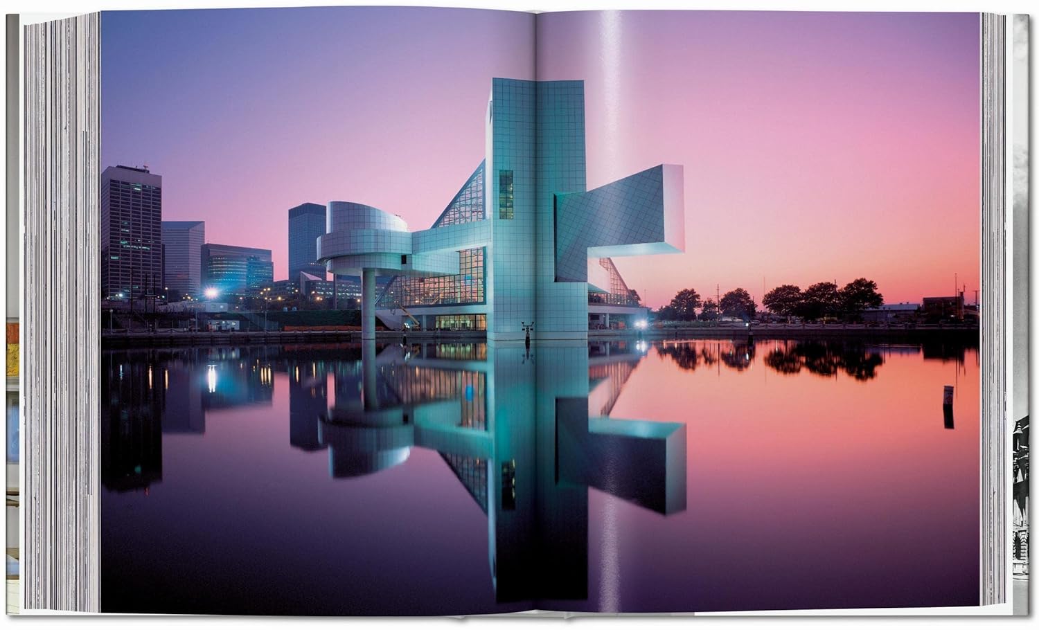 Modern Architecture A-Z book inside